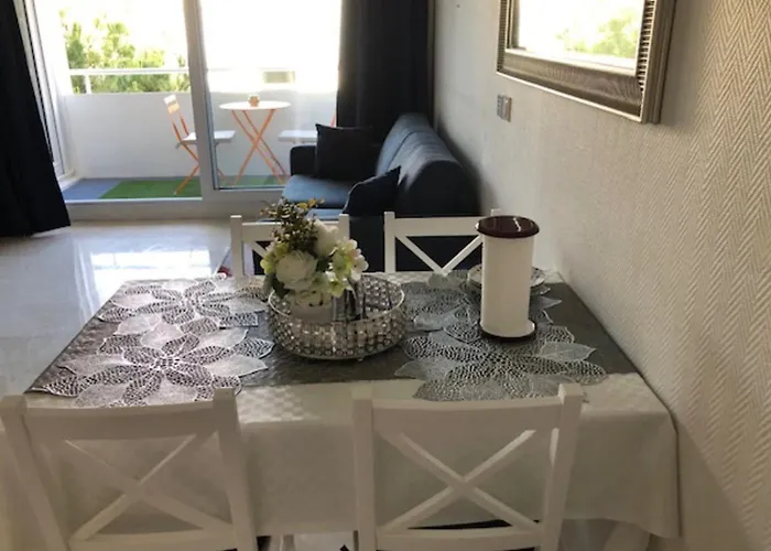 Beautiful 2 Steps From The דירה